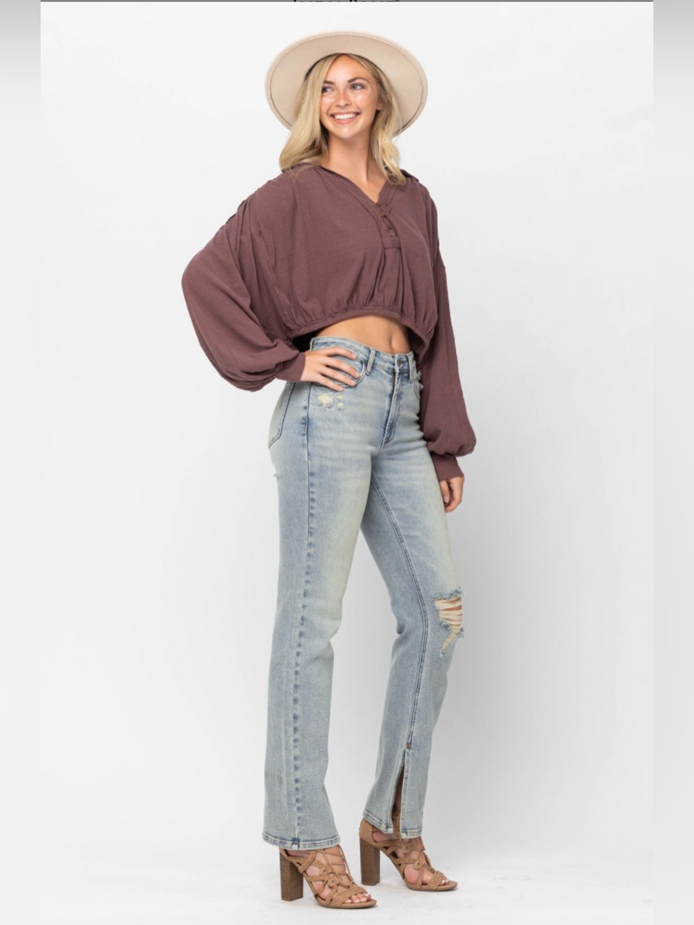 Judy Blue Women’s Distressed Straight
Fit Slit Hem Jeans Size 7/28 Light Wash